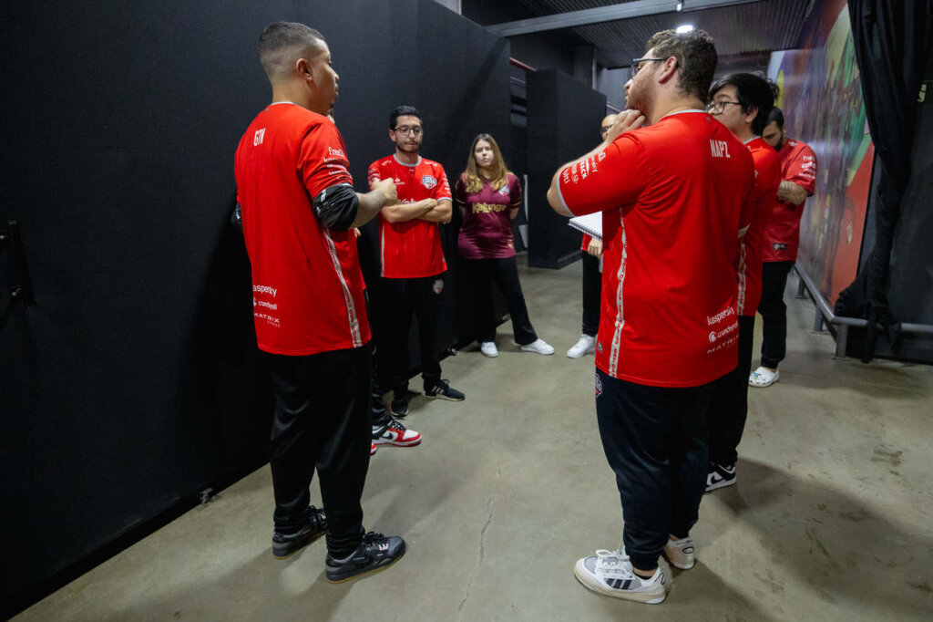 Equipe da RED Canids na preparação da partida contra a TropiCaos