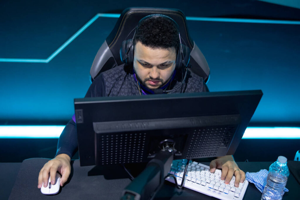 Raafa jogando VALORANT, nos estúdios da Riot Games Brasil, pelo VCL Brasil 2023