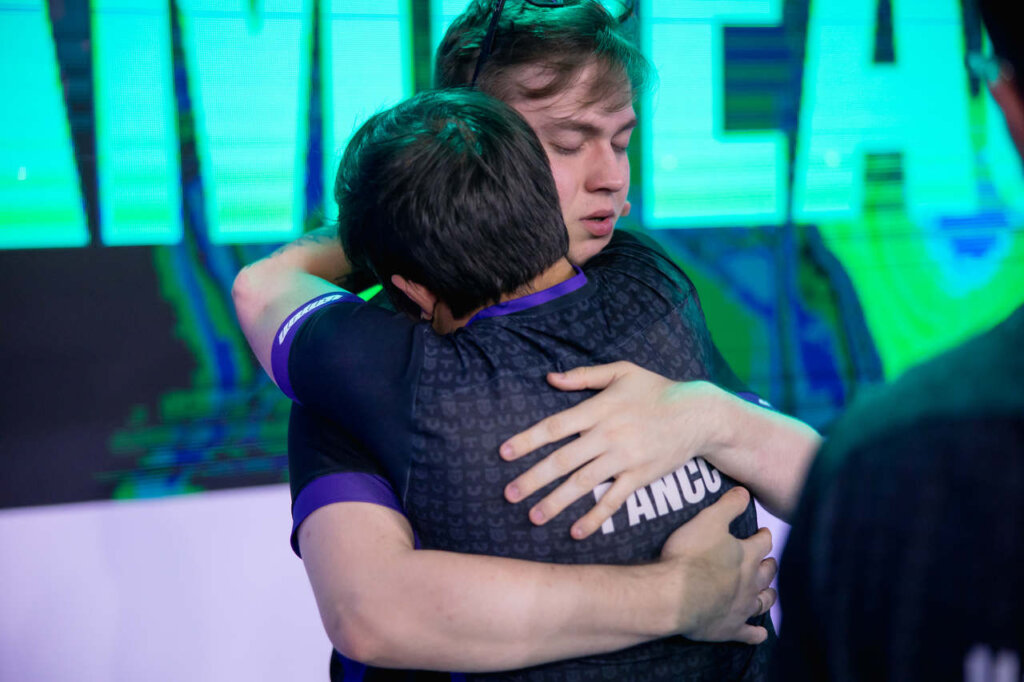 Guh e pancc, se abraçando, após vencer o jogo contra a VKS, na Grande Final