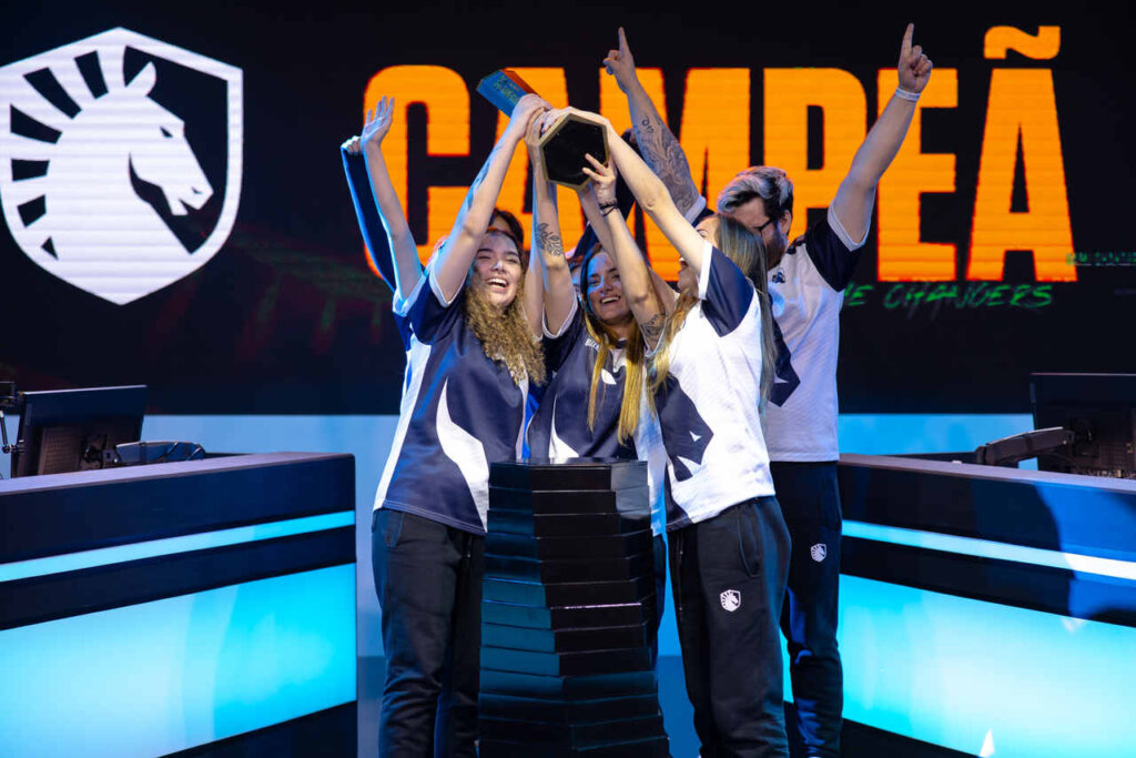 Equipe da Liquid, após vencer o VCT Game Changers, com destaque do trio de novatas: isaa, bizerra e Joojina