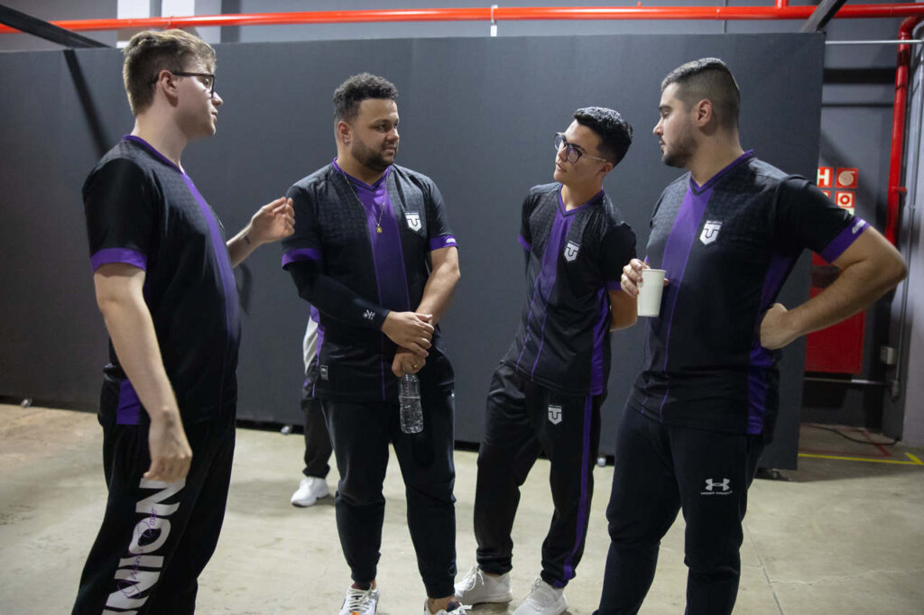 Equipe da The Union se preparando para o jogo na Grande Final