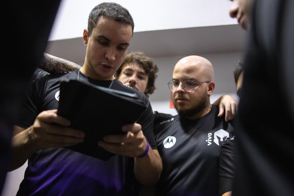 Time da Vivo Keyd Stars montando o seu plano de jogo, para a Grande Final