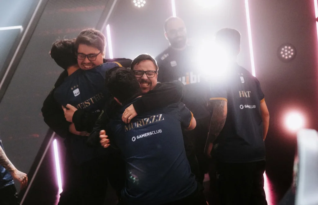 bzka abraçando o capitão da equipe, murizzz, após a vitória contra a NRG