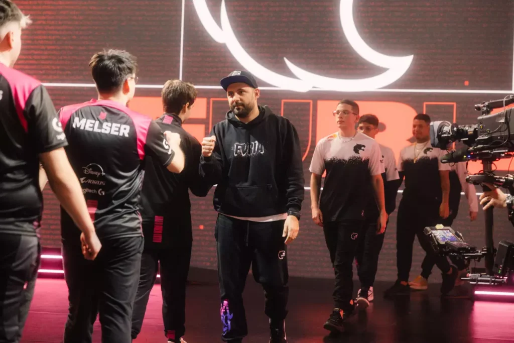 FrosT cumprimentando os jogadores da KRÜ