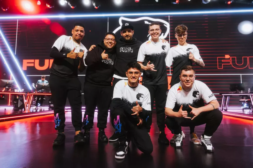 Toda a equipe da FURIA, após vencer a Leviatán, com FrosT ao meio deles