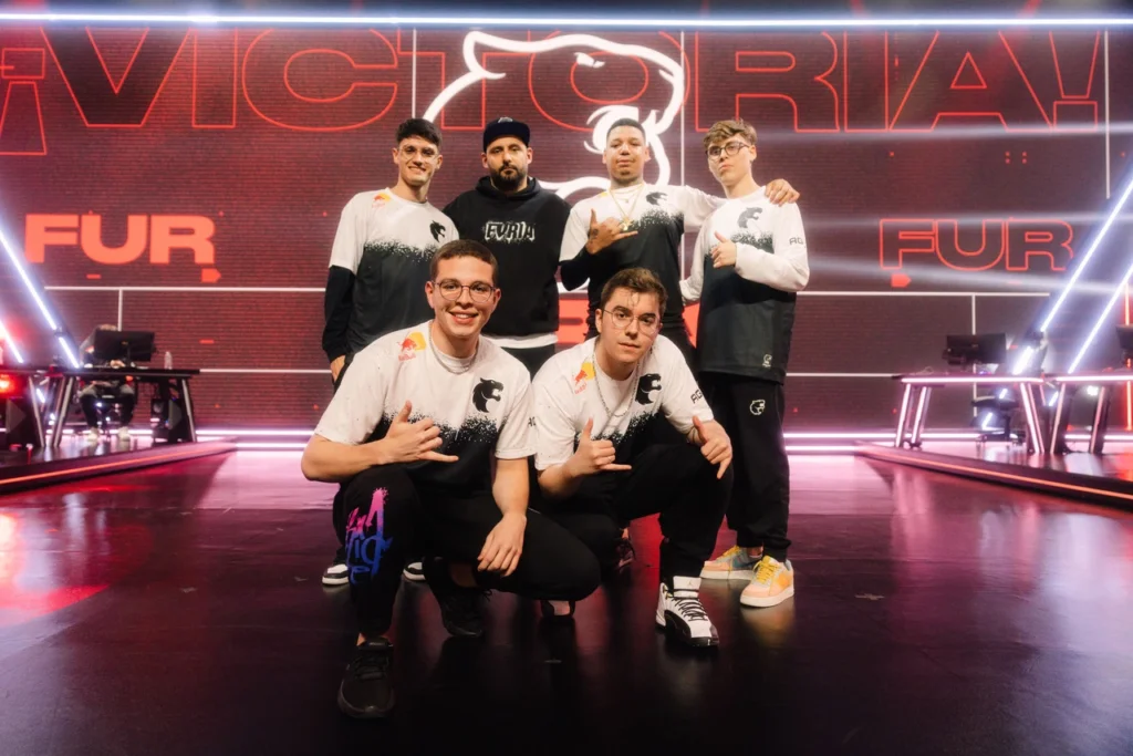 Equipe da FURIA após vencer o seu jogo contra a KRÜ Esports, pelo VCT Américas