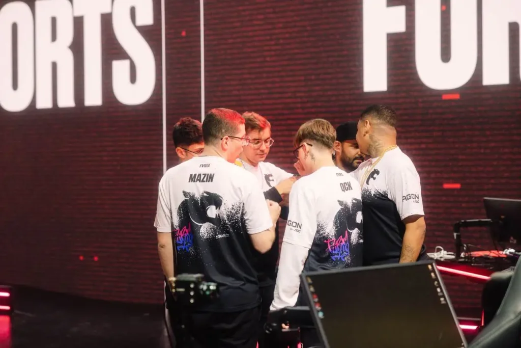 Equipe da FURIA, antes de sua partida contra a KRÜ Esports, pelo VCT Américas