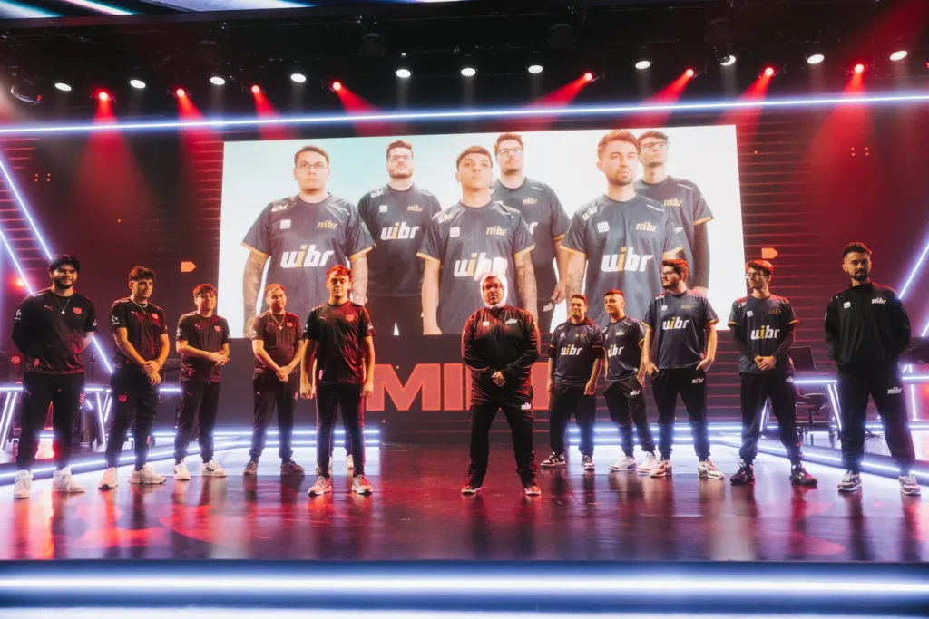 Jogadores e equipe técnica, para a partida entre a JKRÜ Esports e a MIBR