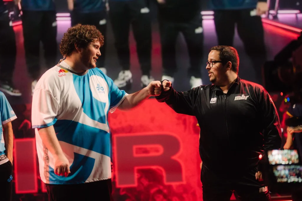 Técnicos das equipes da Cloud 9 e MIBR se cumprimentando antes da partida, durante o VCT Américas