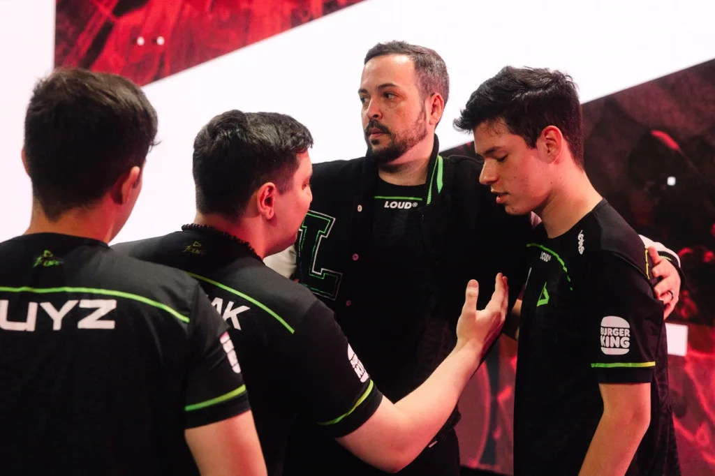 fRoD e alguns dos jogadores da LOUD, após vencer o time da KRÜ Esports, pelo VCT Américas