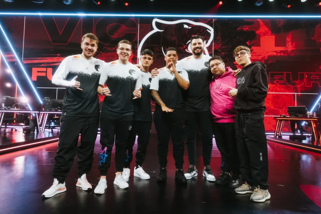 Toda equipe da FURIA reunida, após vencer a partida contra a MIBR, pelo VCT Américas