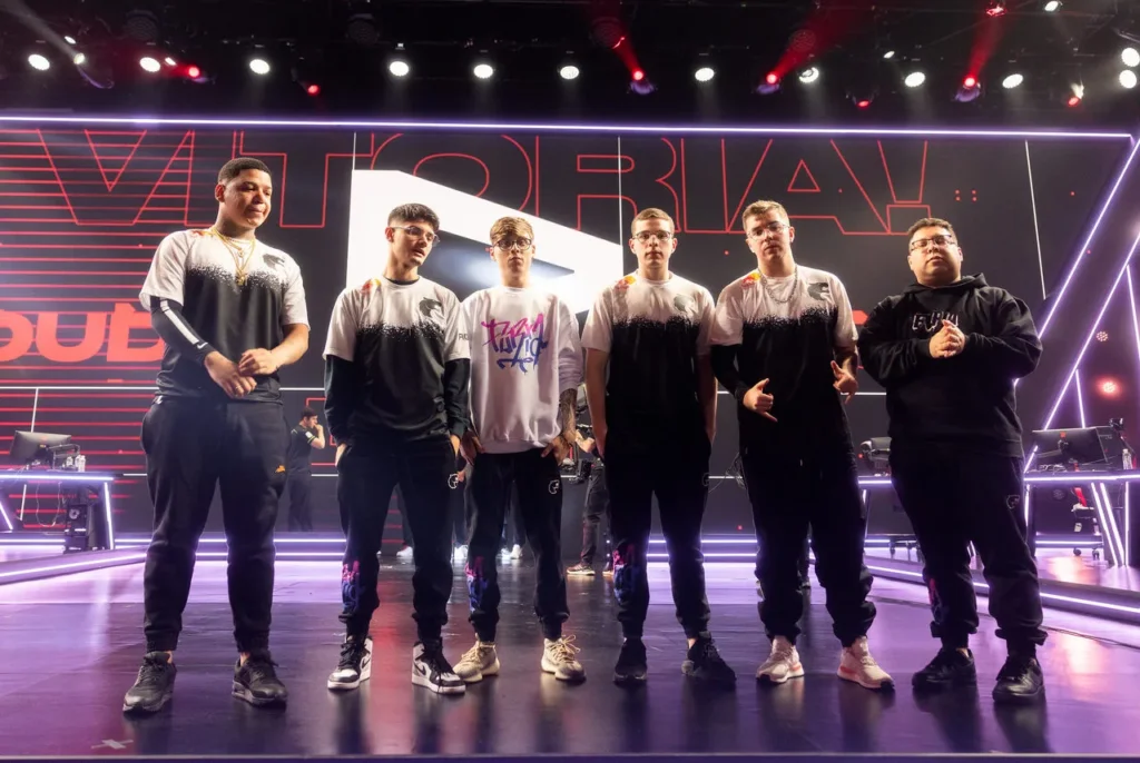 Todos os jogadores da FURIA, durante apresentação no palco do VCT Américas