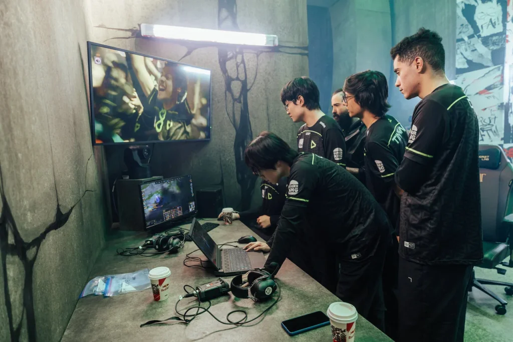 Equipe da LOUD, no pós jogo, fazendo análise da partida contra a G2