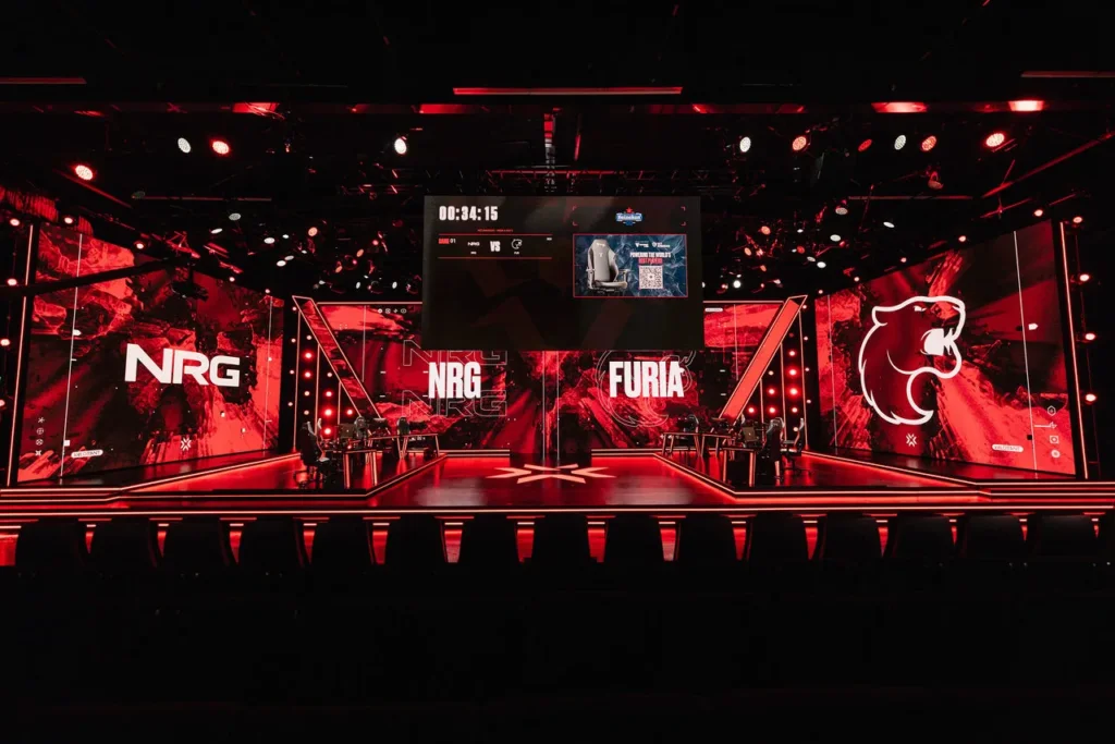 O palco do VCT Américas para a partida entre NRG e FURIA, pelo VCT Américas