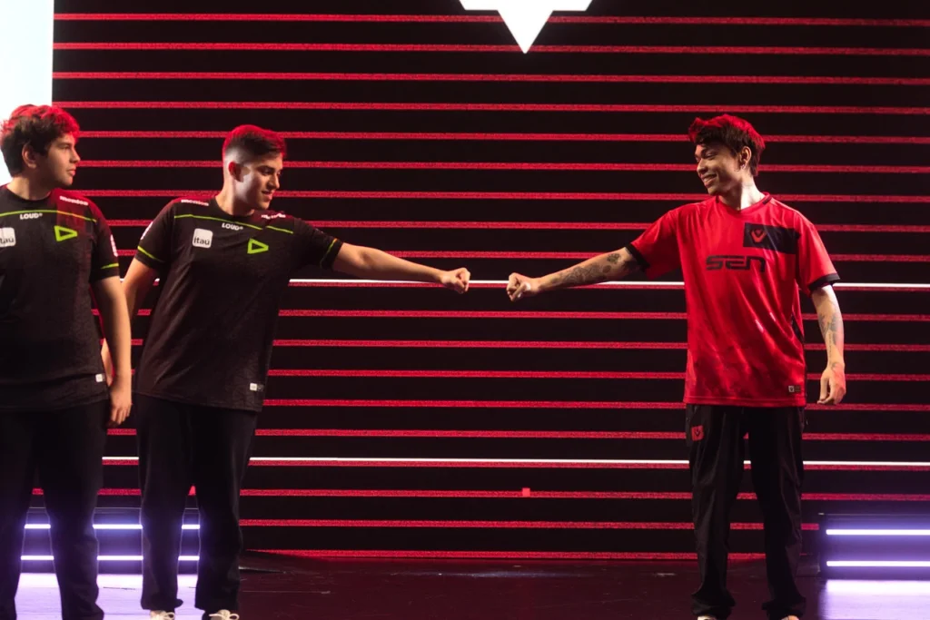 tuyz e pANcada cumprimentando durante o confronto entre LOUD e Sentinels, pelo VCT Américas