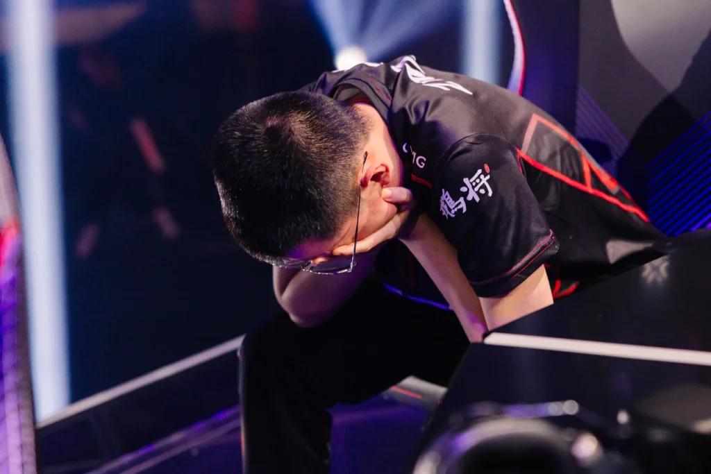 O jogador ZmjjKK ou Kang Kang, emocionado, após vencer a série contra a LOUD, pelo VCT Masters