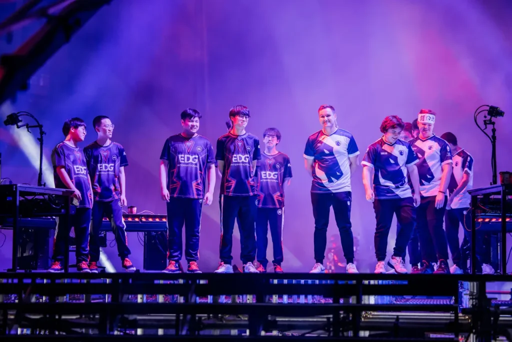 As equipes da EDward Gaming e Team Liquid, antes da sua partida, pelo VCT Masters Tokyo