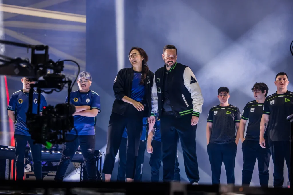 As equipes da LOUD e Evil Geniuses se cumprimentando antes da partida, pelo VCT Masters Tokyo