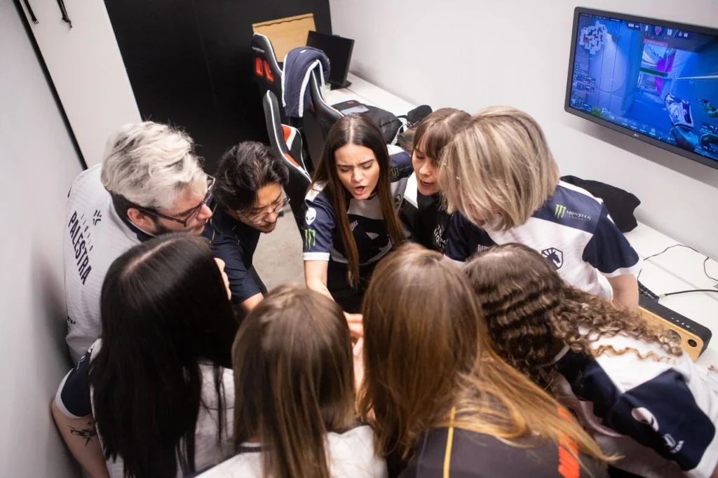 A equipe da Team Liquid BR se preparando para um jogo, no VCT Game Changers BR