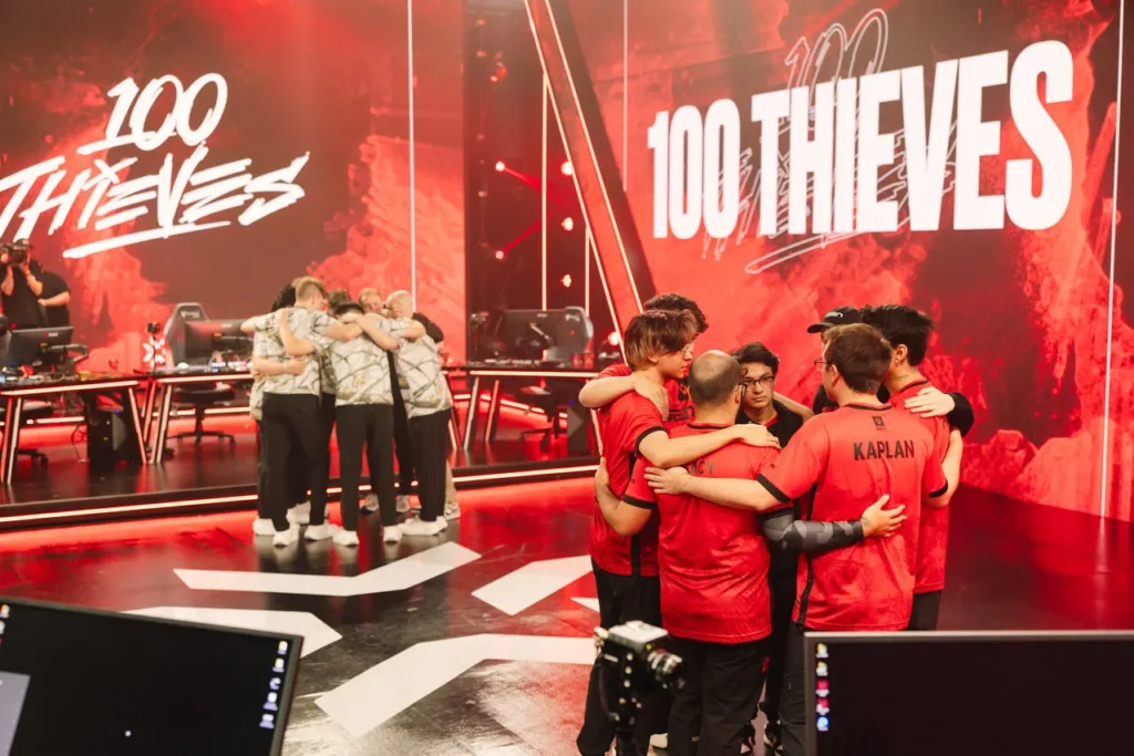 As equipes da 100 Thieves e Sentinels, na entrada de palco, para o confronto no VCT Last Chance
