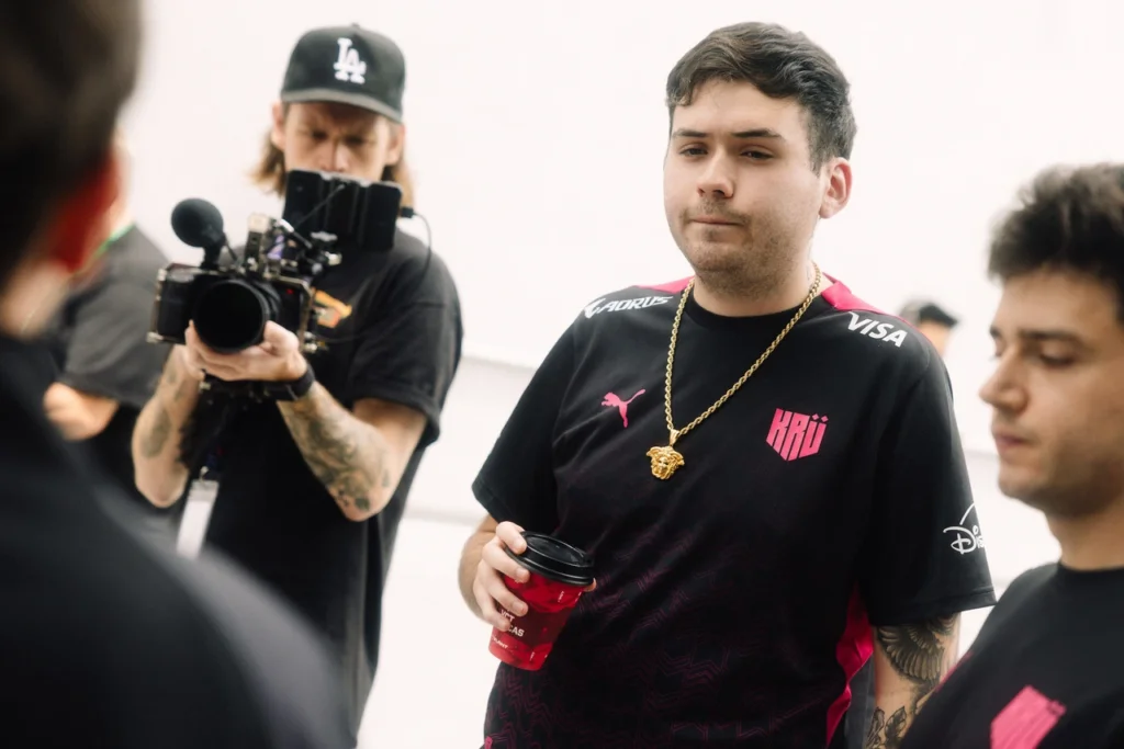 O duelista e MVP da série, Angelo "keznit" Mori, da KRÜ Esports