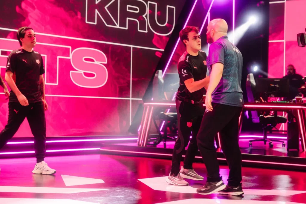 Os treinadores da KRÜ e Leviatán, Atom e Onur, se cumprimentando, após a Grande Final do VCT LCQ