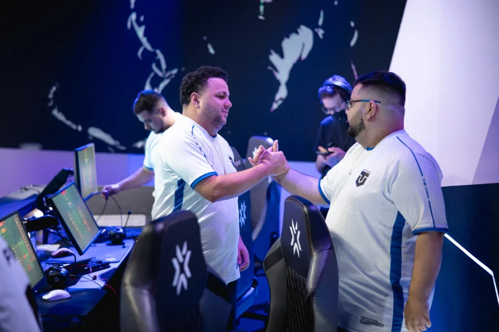 RAAFA e Peu, se cumprimentando após uma partida durante o VCT Ascension