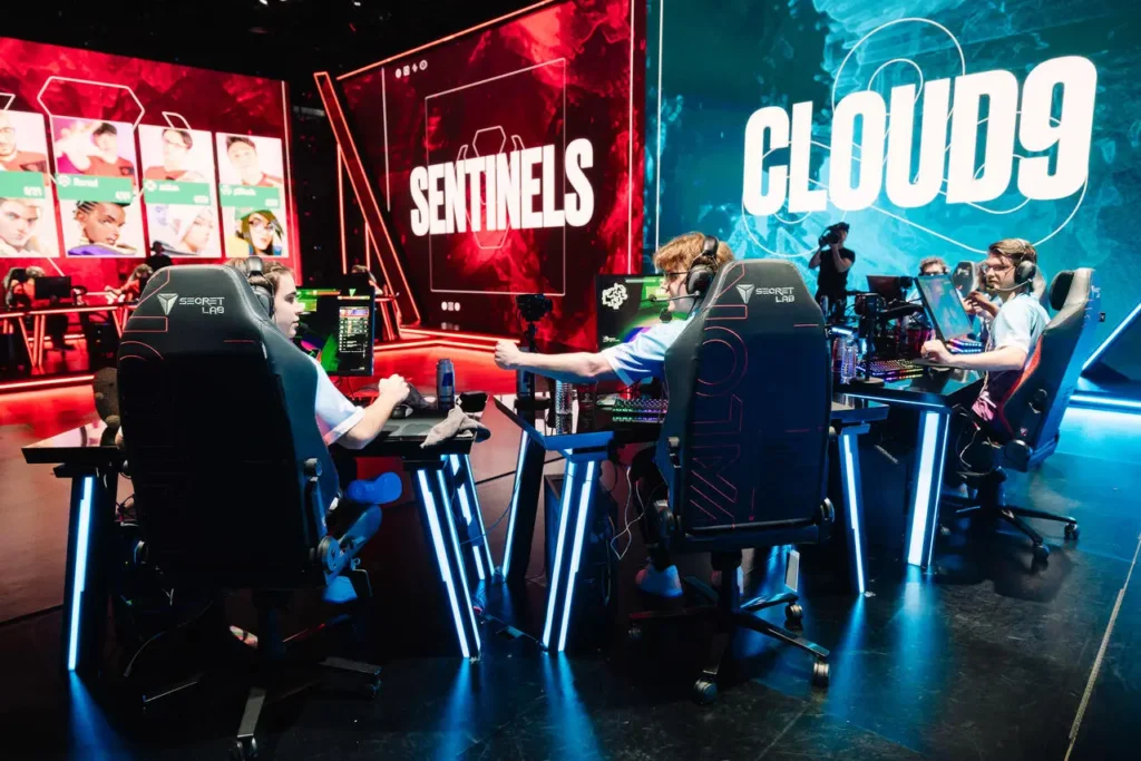 Confronto entre Sentinels e Cloud 9, na semifinal do VCT Last Chance Américas