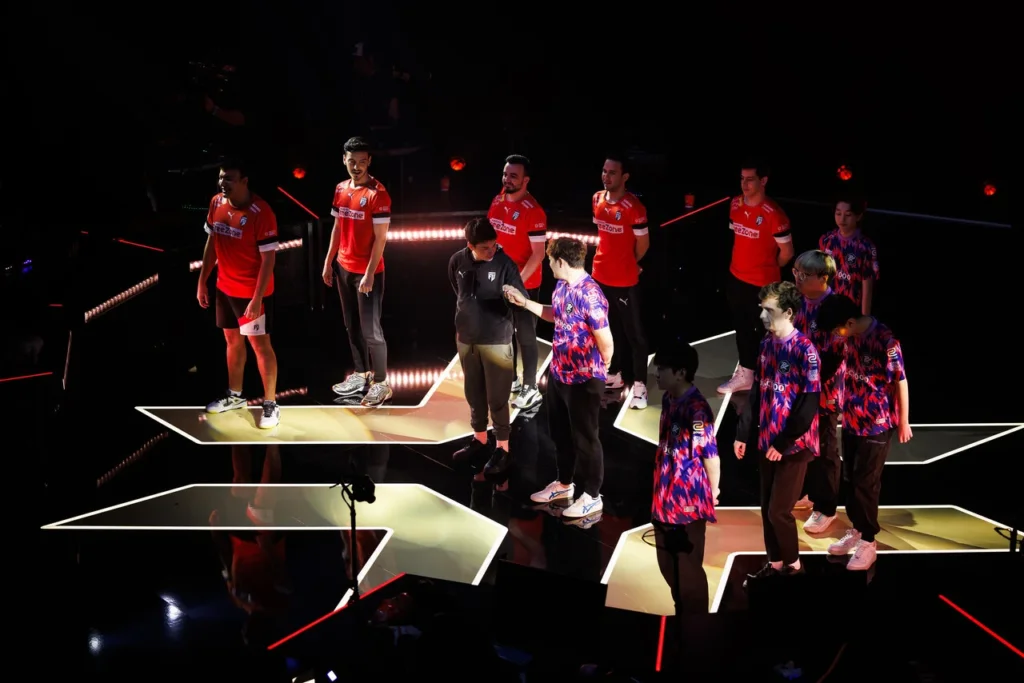 As equipes da FUT Esports e Paper Rex, durante os playoffs do Champions 2023