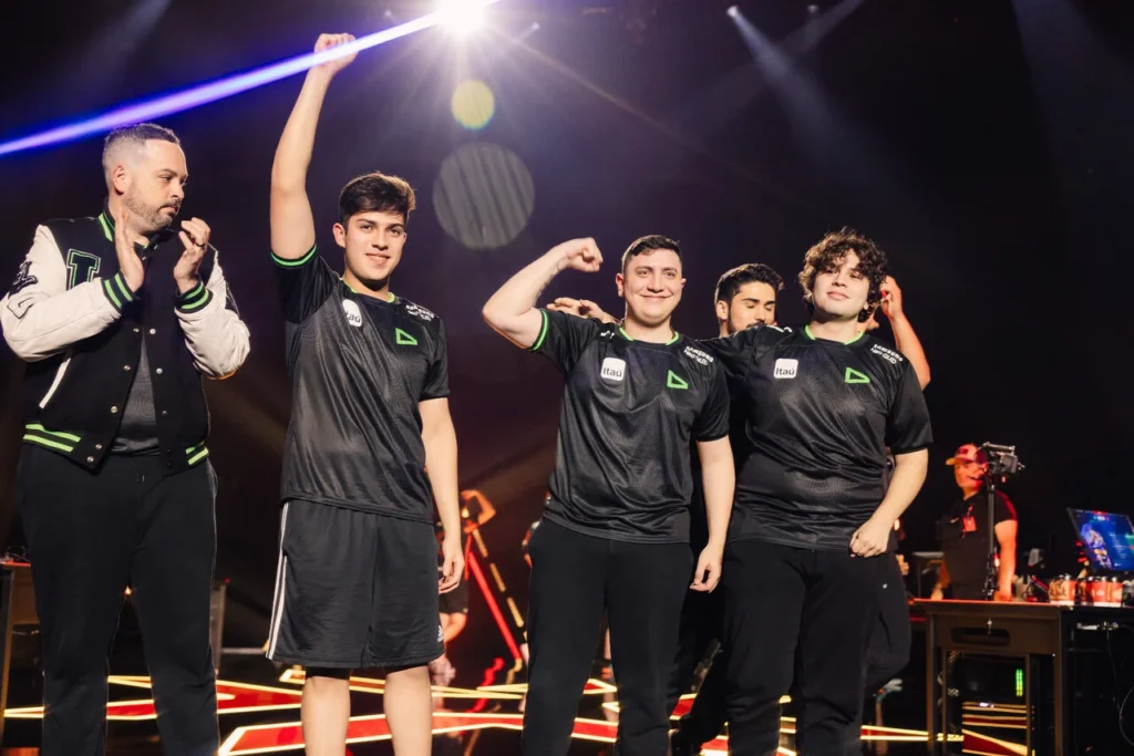 A equipe da LOUD comemorando a vitória contra a FNATIC, nos playoffs do Champions 2023