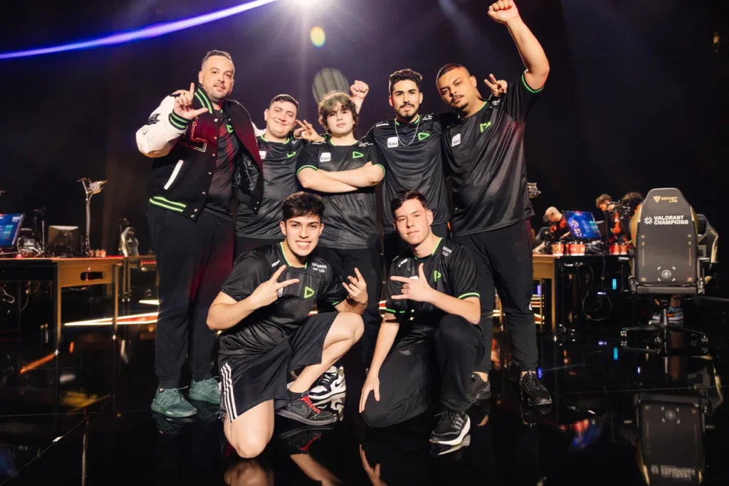 A equipe da LOUD depois da vitória contra a FNATIC, pelos playoffs do Champions 2023