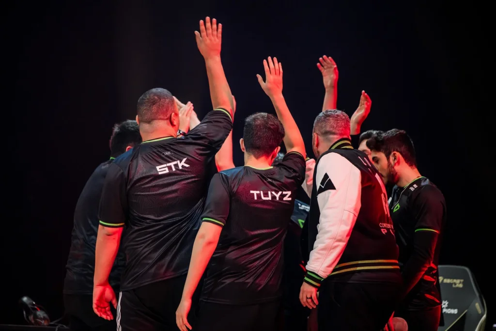 Equipe da LOUD fazendo o seu famoso grito de guerra, SEM MEDO, nos palcos do Champions 2023