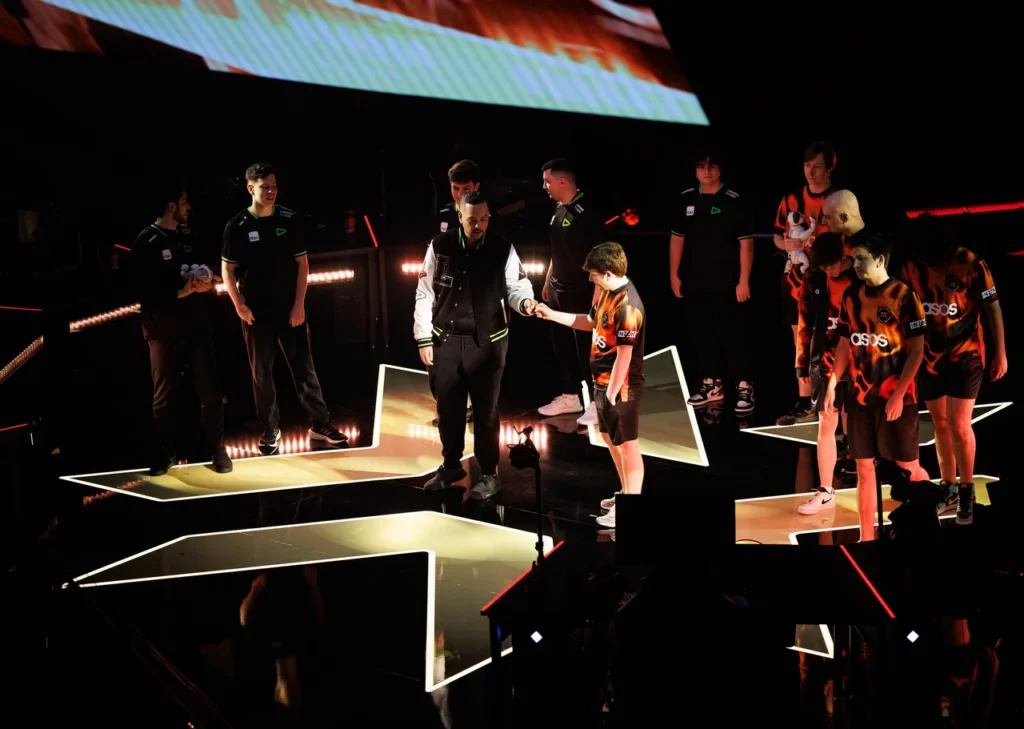 As equipes da LOUD e FNATIC no palco do Champions, abrindo os playoffs