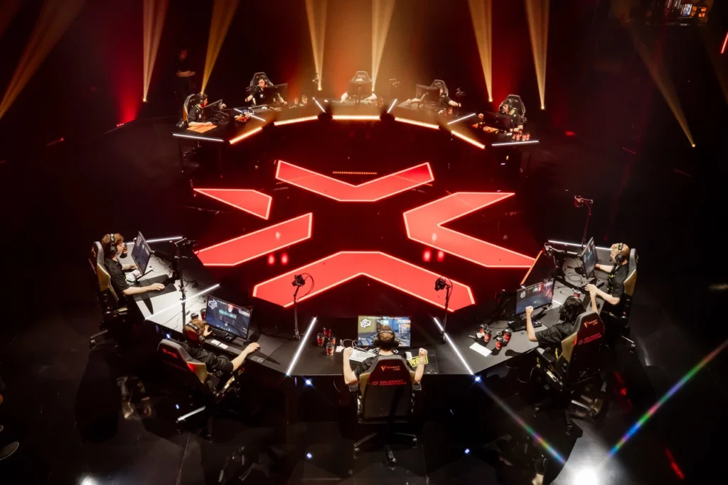 LOUD e Natus Vincere, no palco do Champions 2023, disputando a última vaga do grupo D, para os playoffs