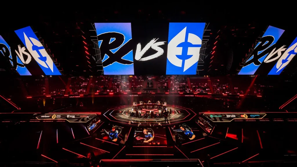 As equipes da Paper Rex e Evil Geniuses, no palco do Champions 2023, disputando a primeira vaga na Grande Final