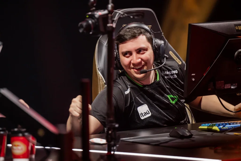 O capitão da LOUD, saadhak, que recebeu o MVP da série contra a NaVi