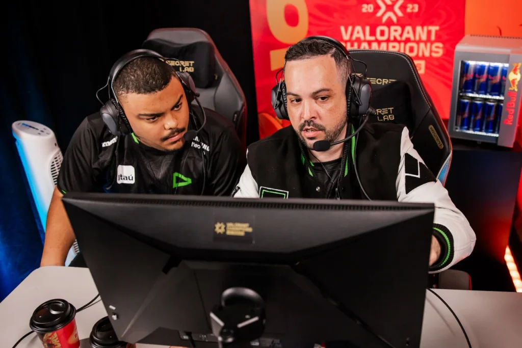 O corpo técnico da LOUD, stk e fRoD, durante o jogo da LOUD no Champions 2023