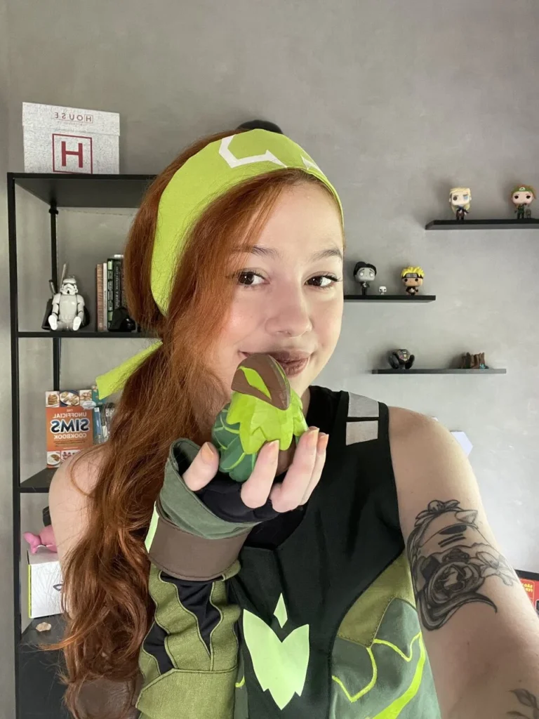 Bela e o seu cosplay mais famoso, a Skye, iniciadora no VALORANT