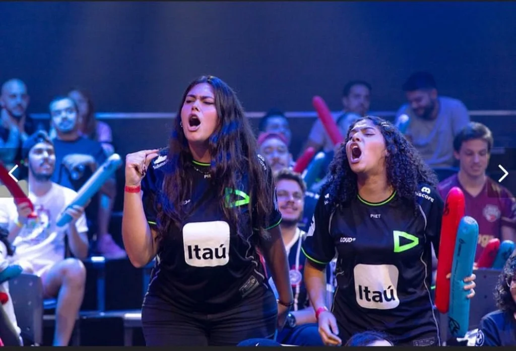 Jojotodynha, dentro da Arena CBLOL, mostrando toda a sua torcida para a LOUD