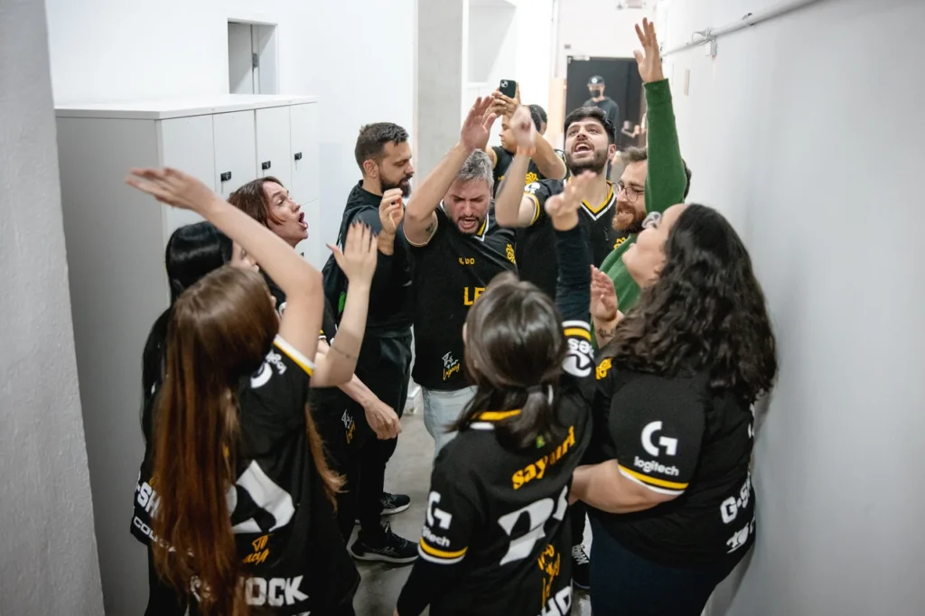 Equipe da Legacy, se preparando para a partida contra a MIBR Female