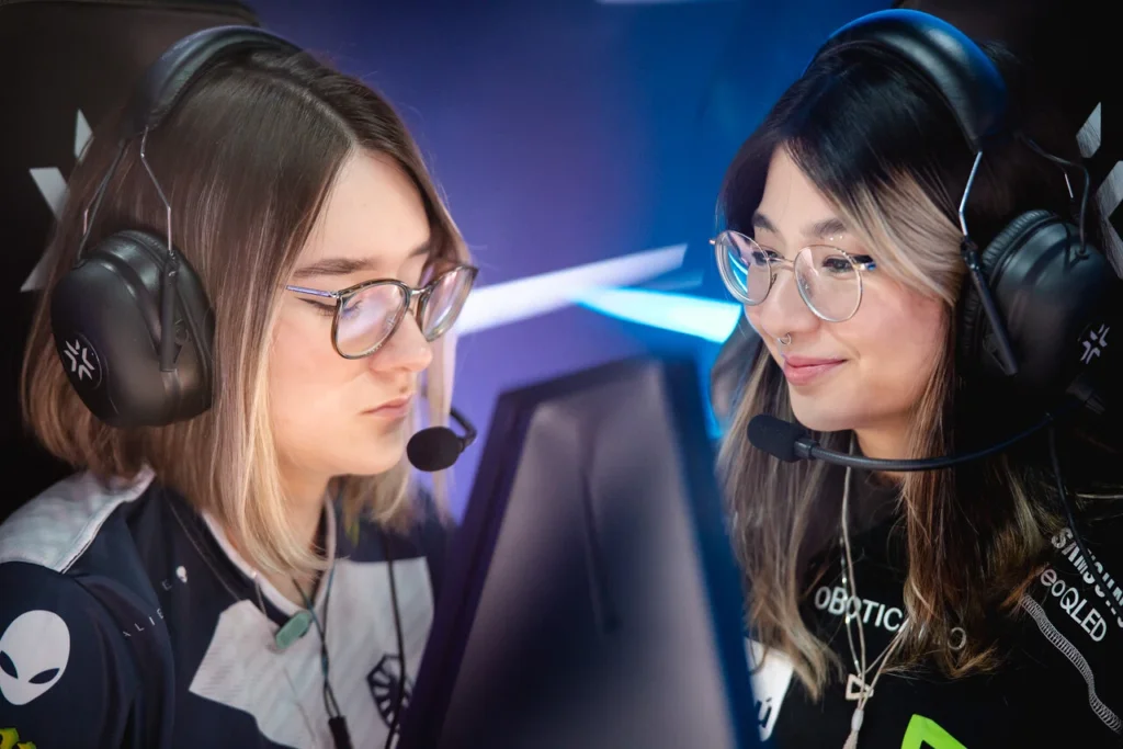 Daiki e Tayhuhu, IGL das equipes da Team Liquid e LOUD, respectivamente, durante a partida do VCT Game Changers