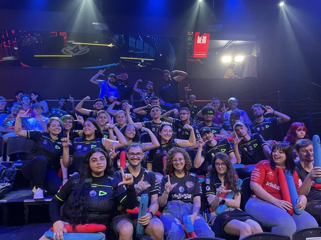 Torcida da LOUD, mostrando toda a sua força, dentro da Arena CBLOL