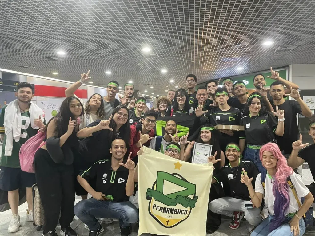 Torcida da LOUD em Recife, recepcionando os jogadores da LOUD no aeroporto, para a Grande Final, contra a paiN Gaming
