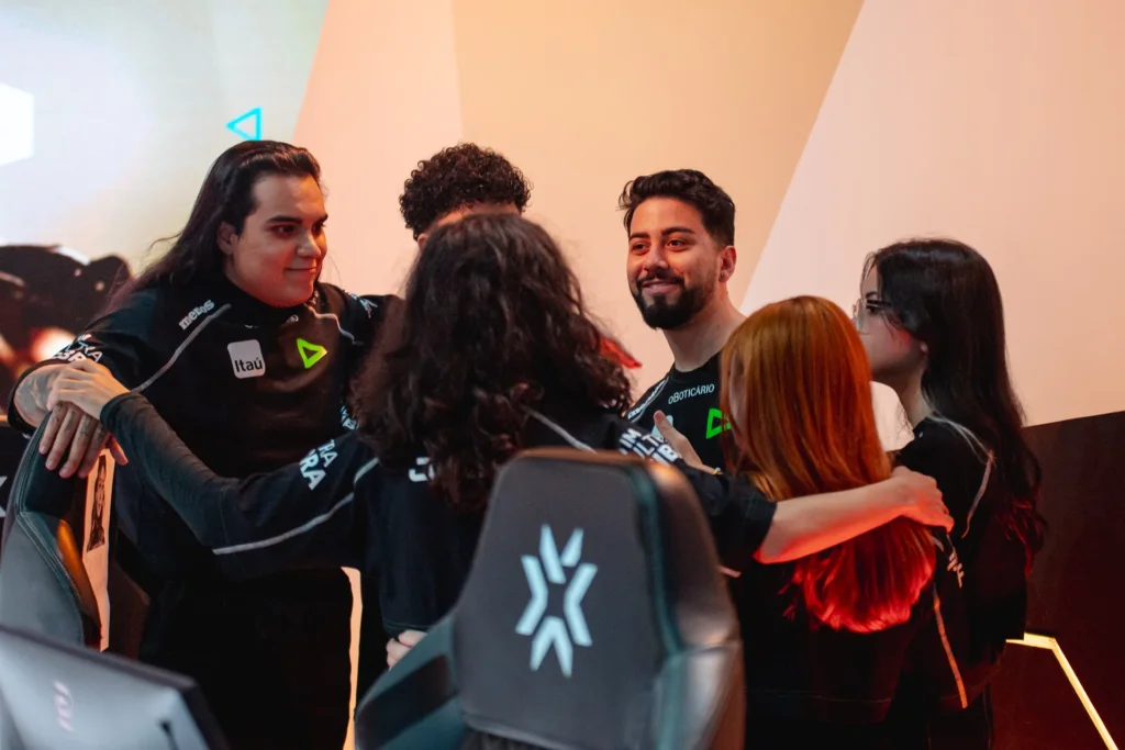 Equipe da LOUD, conversando e se preparando para a Grande Final contra a Team Liquid Brasil, no VCT Game Changers