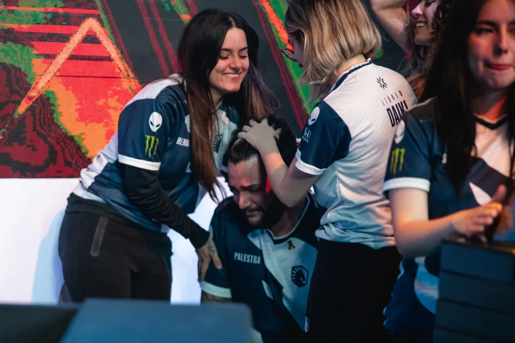 palestra, técnico da equipe da Team Liquid Brasil, emocionado após a vitória da equipe e classificação para o mundial
