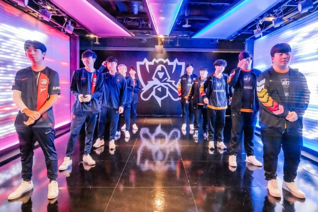 Equipe da PSG Talon, a esquerda e o time da Movistar R7, a direita, se preparando para estrear no Worlds 2023
