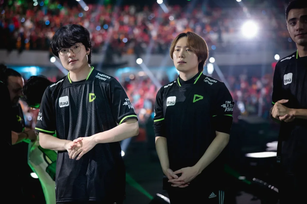 A dupla sul-coreana da LOUD, Route e Croc, após vencer a partida contra a paiN, na final do CBLOL 2023