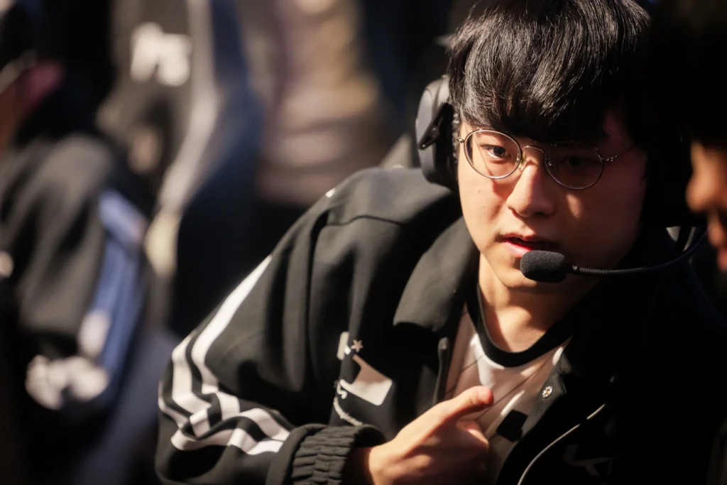 Heo "ShowMaker" Su, mid da Dplus, no jogo contra a GAM Esports, pelo Worlds 2023