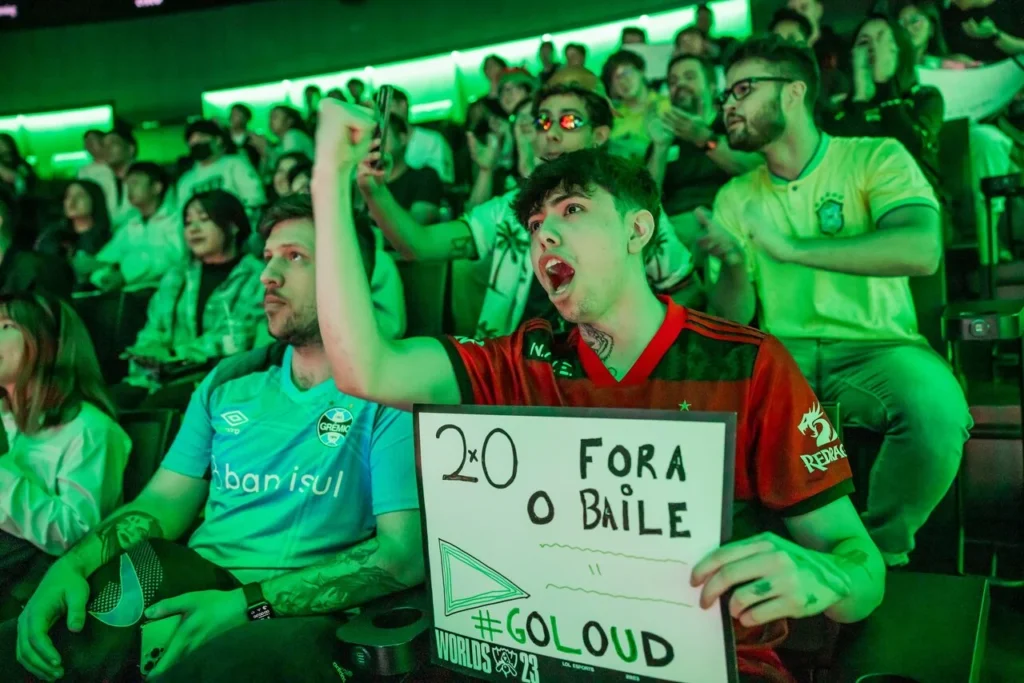 Torcida da LOUD presente no LoL Park, na Coreia do Sul, mesmo pequena, fazendo bastante barulho