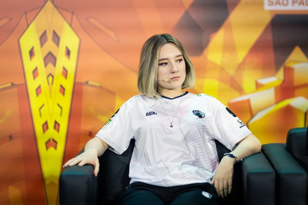 Jogadora daiki, concedendo entrevista após o jogo, no Game Changers